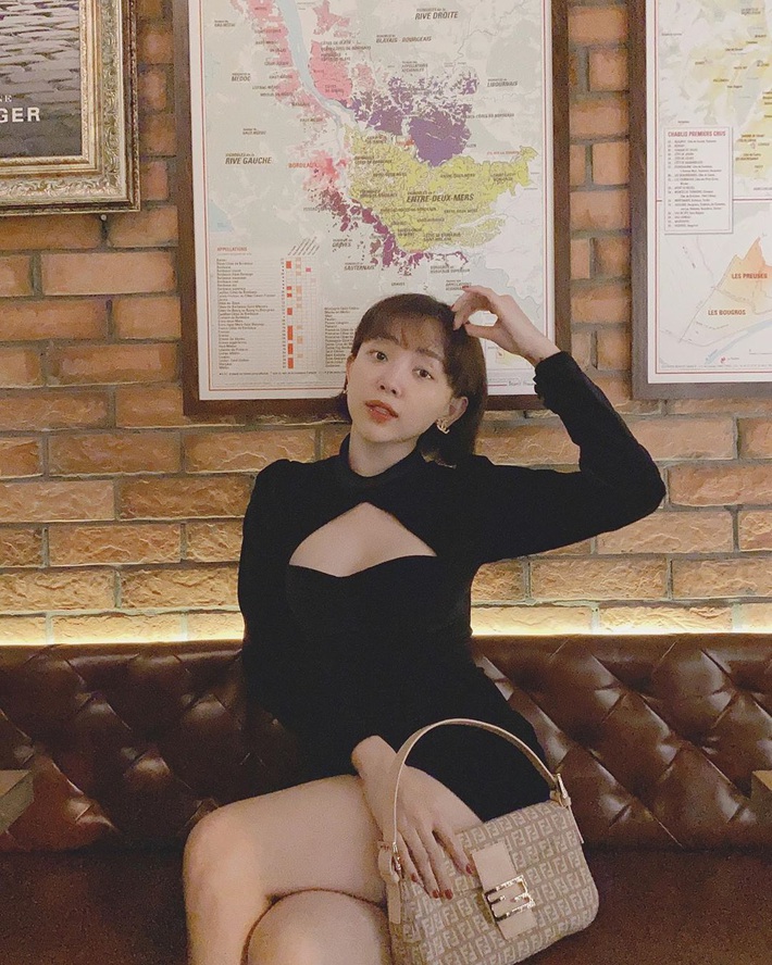 Chẳng hở nhiều mà lại tạo hiệu ứng nâng đẩy vòng 1 tức thì, bảo sao áo cut-out trên ngực được các mỹ nhân châu Á mê đến vậy - Ảnh 5. Chẳng hở nhiều mà lại tạo hiệu ứng nâng đẩy vòng 1 tức thì, bảo sao áo cut-out trên ngực được các mỹ nhân châu Á mê đến vậy - Ảnh 5.
