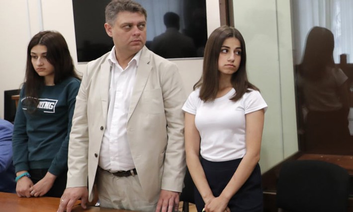 Vụ án 3 con gái giết cha đẻ rúng động nước Nga: Bị bạo hành, cưỡng bức nhiều năm nhưng 