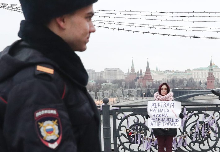 Vụ án 3 con gái giết cha đẻ rúng động nước Nga: Bị bạo hành, cưỡng bức nhiều năm nhưng 