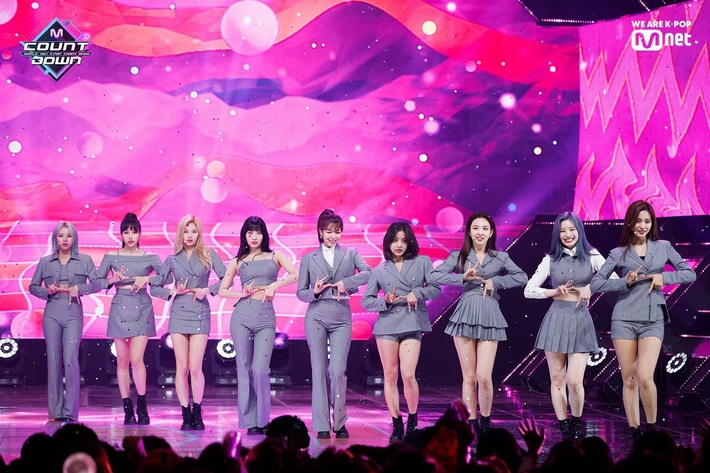 Điểm danh 17 outfit biểu diễn của hội idol bị netizen Hàn ghét cay ghét đắng, đến Black Pink cũng dính chưởng - Ảnh 5. Điểm danh 17 outfit biểu diễn của hội idol bị netizen Hàn ghét cay ghét đắng, đến Black Pink cũng dính chưởng - Ảnh 5.