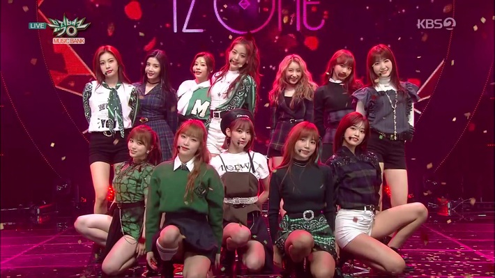 Điểm danh 17 outfit biểu diễn của hội idol bị netizen Hàn ghét cay ghét đắng, đến Black Pink cũng dính chưởng - Ảnh 13. Điểm danh 17 outfit biểu diễn của hội idol bị netizen Hàn ghét cay ghét đắng, đến Black Pink cũng dính chưởng - Ảnh 13.