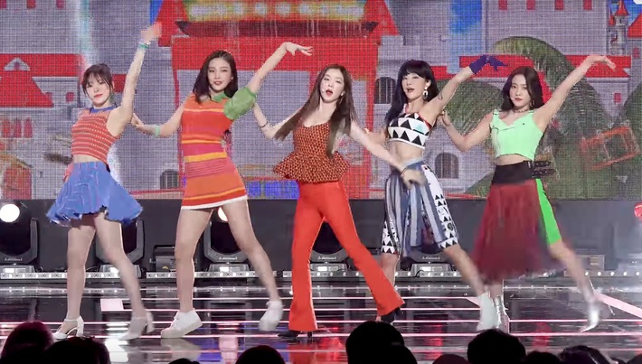 Điểm danh 17 outfit biểu diễn của hội idol bị netizen Hàn ghét cay ghét đắng, đến Black Pink cũng dính chưởng - Ảnh 3. Điểm danh 17 outfit biểu diễn của hội idol bị netizen Hàn ghét cay ghét đắng, đến Black Pink cũng dính chưởng - Ảnh 3.