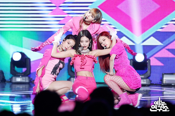 Điểm danh 17 outfit biểu diễn của hội idol bị netizen Hàn ghét cay ghét đắng, đến Black Pink cũng dính chưởng - Ảnh 1. Điểm danh 17 outfit biểu diễn của hội idol bị netizen Hàn ghét cay ghét đắng, đến Black Pink cũng dính chưởng - Ảnh 1.