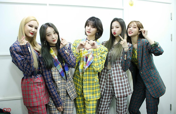Điểm danh 17 outfit biểu diễn của hội idol bị netizen Hàn ghét cay ghét đắng, đến Black Pink cũng dính chưởng - Ảnh 12. Điểm danh 17 outfit biểu diễn của hội idol bị netizen Hàn ghét cay ghét đắng, đến Black Pink cũng dính chưởng - Ảnh 12.