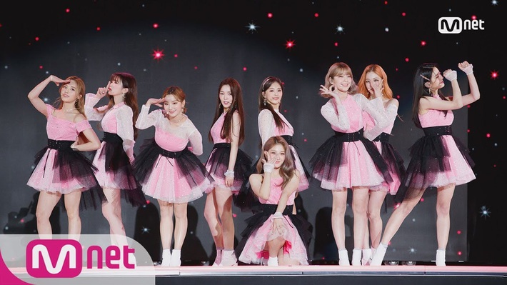 Điểm danh 17 outfit biểu diễn của hội idol bị netizen Hàn ghét cay ghét đắng, đến Black Pink cũng dính chưởng - Ảnh 7. Điểm danh 17 outfit biểu diễn của hội idol bị netizen Hàn ghét cay ghét đắng, đến Black Pink cũng dính chưởng - Ảnh 7.