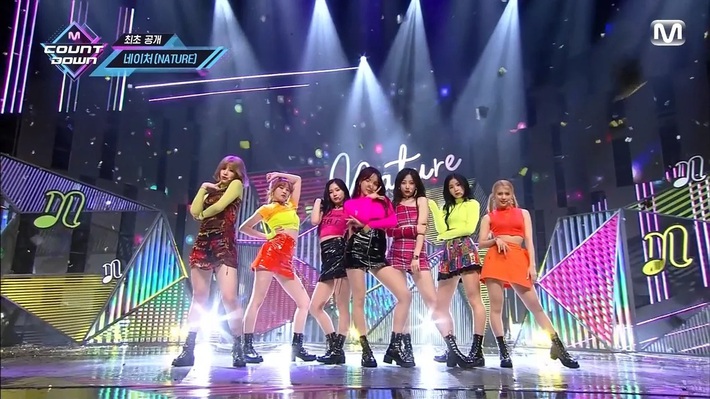 Điểm danh 17 outfit biểu diễn của hội idol bị netizen Hàn ghét cay ghét đắng, đến Black Pink cũng dính chưởng - Ảnh 11. Điểm danh 17 outfit biểu diễn của hội idol bị netizen Hàn ghét cay ghét đắng, đến Black Pink cũng dính chưởng - Ảnh 11.