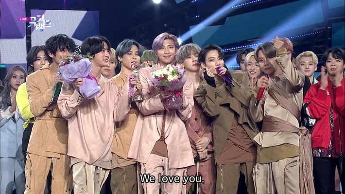Điểm danh 17 outfit biểu diễn của hội idol bị netizen Hàn ghét cay ghét đắng, đến Black Pink cũng dính chưởng - Ảnh 16. Điểm danh 17 outfit biểu diễn của hội idol bị netizen Hàn ghét cay ghét đắng, đến Black Pink cũng dính chưởng - Ảnh 16.