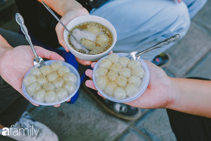 Phố phường vắng tanh, nhưng những quán bánh trôi bánh chay nổi tiếng Hà thành vẫn đông nghịt trước ngày Tết Hàn thực - Ảnh 6.