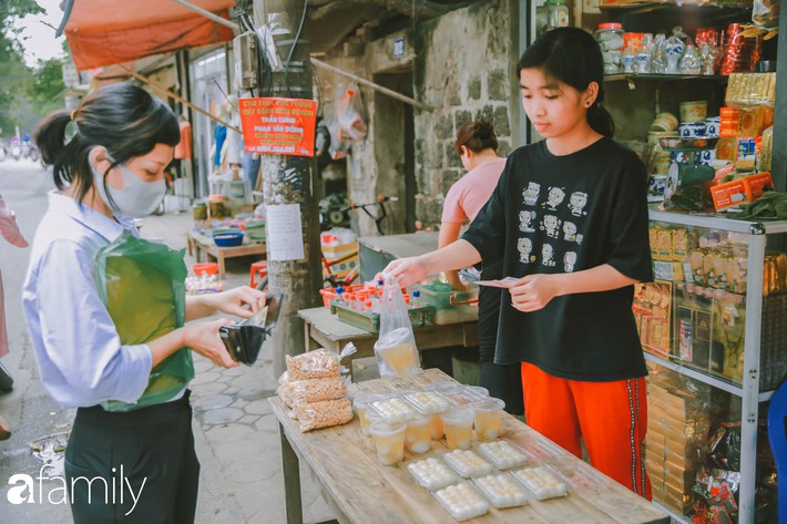 Phố phường vắng tanh, nhưng những quán bánh trôi bánh chay nổi tiếng Hà thành vẫn đông nghịt trước ngày Tết Hàn thực - Ảnh 14.
