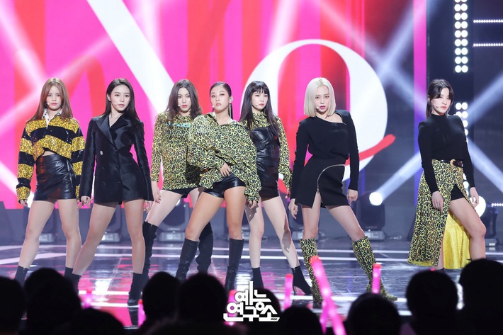 Điểm danh 17 outfit biểu diễn của hội idol bị netizen Hàn ghét cay ghét đắng, đến Black Pink cũng dính chưởng - Ảnh 9. Điểm danh 17 outfit biểu diễn của hội idol bị netizen Hàn ghét cay ghét đắng, đến Black Pink cũng dính chưởng - Ảnh 9.