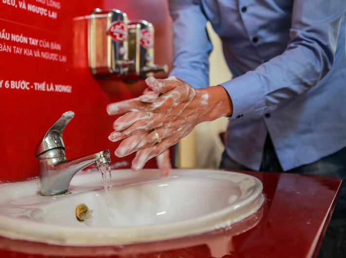 Người dân thích thú trải nghiệm trạm rửa tay dã chiến trong mùa Covid-19 - Ảnh 12.