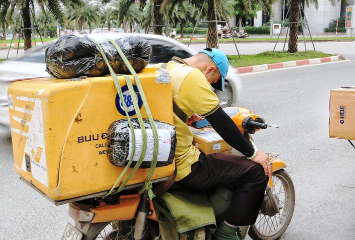 Dù đã trang bị đồ phòng dịch cơ bản, nhiều shipper vẫn đi làm để đảm bảo thu nhập lo lắng 