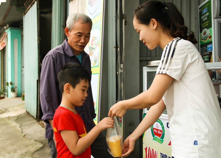 Hai chị em giáo viên tiểu học gây dựng quầy cháo dinh dưỡng khi nghỉ dịch, thực hiện “chính sách” miễn phí chẳng giống ai - Ảnh 13.