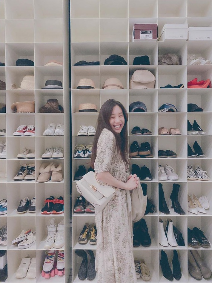 Phòng để đồ - thánh địa chụp OOTD của loạt mỹ nhân Á Âu: Vừa tiện khoe style vừa khiến thiên hạ gato với gia tài đồ hiệu - Ảnh 8. Phòng để đồ - thánh địa chụp OOTD của loạt mỹ nhân Á Âu: Vừa tiện khoe style vừa khiến thiên hạ gato với gia tài đồ hiệu - Ảnh 8.