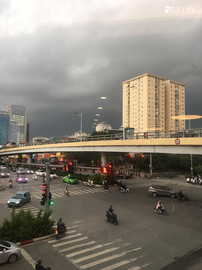 Mây giông vần vũ, trời Hà Nội tối sầm giữa ban ngày, mưa như trút nước - Ảnh 2.