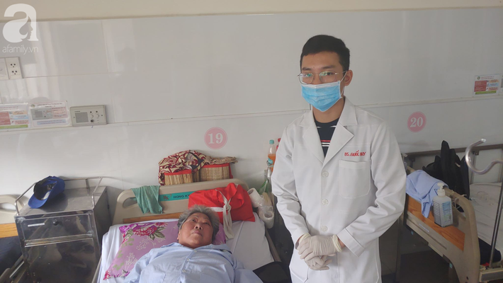 Rơi nước mắt cảnh cụ ông tai biến nuôi vợ lay lắt trên giường bệnh: “Làm ơn giúp tôi đi được để về nuôi chồng..” - Ảnh 5.