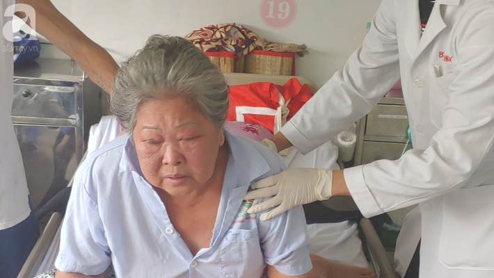 Rơi nước mắt cảnh cụ ông tai biến nuôi vợ lay lắt trên giường bệnh: “Làm ơn giúp tôi đi được để về nuôi chồng..” - Ảnh 4.