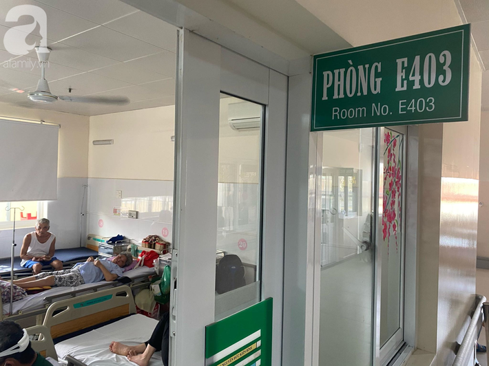 Rơi nước mắt cảnh cụ ông tai biến nuôi vợ lay lắt trên giường bệnh: “Làm ơn giúp tôi đi được để về nuôi chồng..” - Ảnh 6.