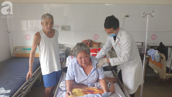 Rơi nước mắt cảnh cụ ông tai biến nuôi vợ lay lắt trên giường bệnh: “Làm ơn giúp tôi đi được để về nuôi chồng..” - Ảnh 3.