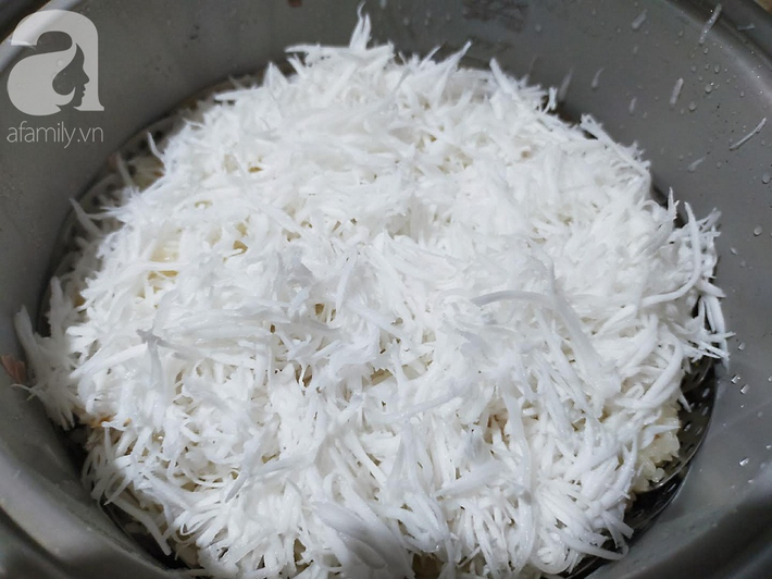 Mách các mẹ cách nấu xôi lạc dừa dẻo thơm thật dễ dàng cho cả nhà ăn sáng khỏi ra ngoài - Ảnh 3.