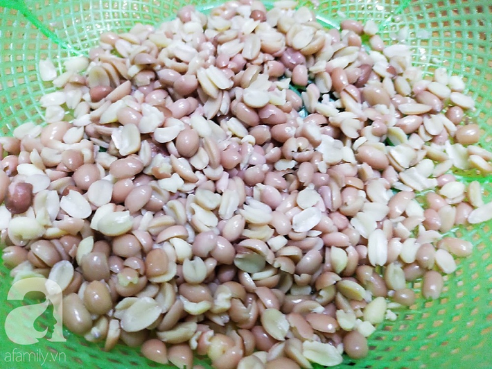 Mách các mẹ cách nấu xôi lạc dừa dẻo thơm thật dễ dàng cho cả nhà ăn sáng khỏi ra ngoài - Ảnh 1.
