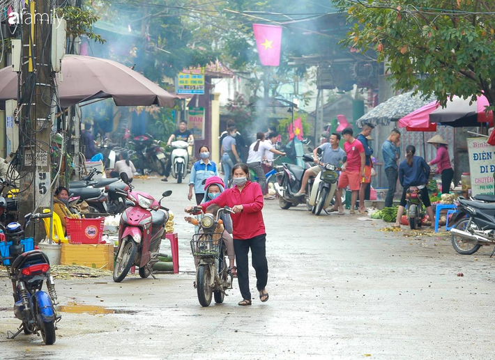 Cuộc sống bên trong xã Sơn Lôi trước giờ gỡ cách ly: Người dân thoải mái vui chơi, chợ búa nhộn nhịp trở lại - Ảnh 5.