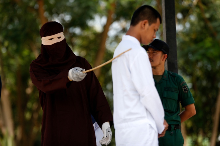 Hình phạt hà khắc trên một hòn đảo ở Indonesia, công khai phạt đánh roi nếu ngoại tình hoặc nắm tay âu yếm, quan hệ tình dục trước hôn nhân - Ảnh 5.