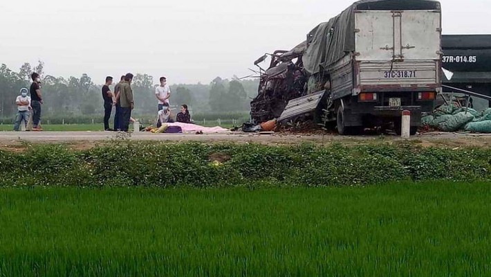 Nghệ An: Xe tải đấu đầu xe đầu kéo, 2 người tử vong tại chỗ - Ảnh 2.