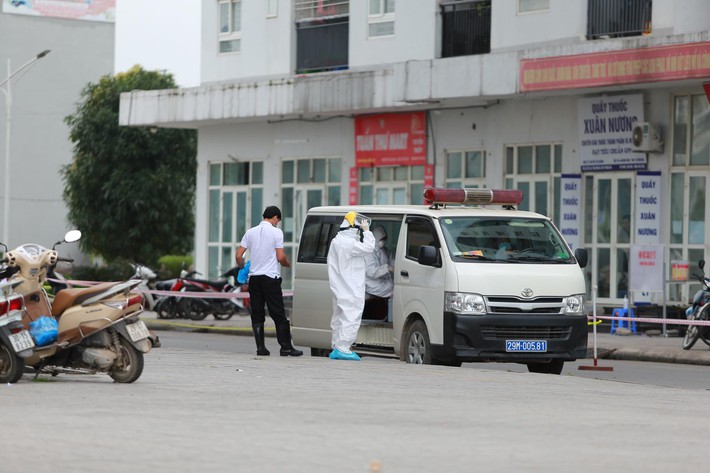 Đến chung cư bạn chơi đúng lúc đang cách ly tạm thời, cô gái khóc lóc đòi bỏ ra ngoài khiến lực lượng chức năng vất vả để thuyết phục - Ảnh 5.