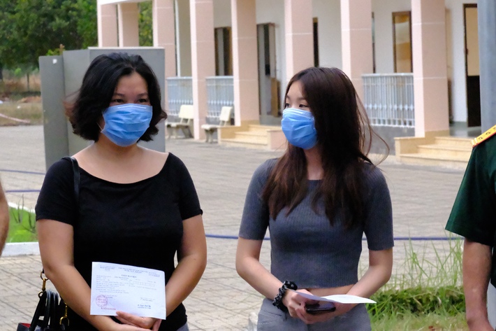 Nam công dân Cộng hoà Czech và hai bệnh nhân Việt khỏi bệnh Covid-19, mỉm cười vẫy chào bác sĩ BV dã chiến Củ Chi - Ảnh 10.