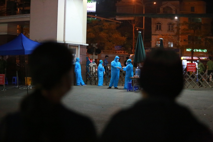 Hình ảnh các y bác sĩ tại Bệnh viện Bạch Mai vẫy tay chào qua cửa kính: Họ đang ngày đêm chiến đấu ở tuyến đầu nhưng vẫn luôn lạc quan như vậy - Ảnh 3.