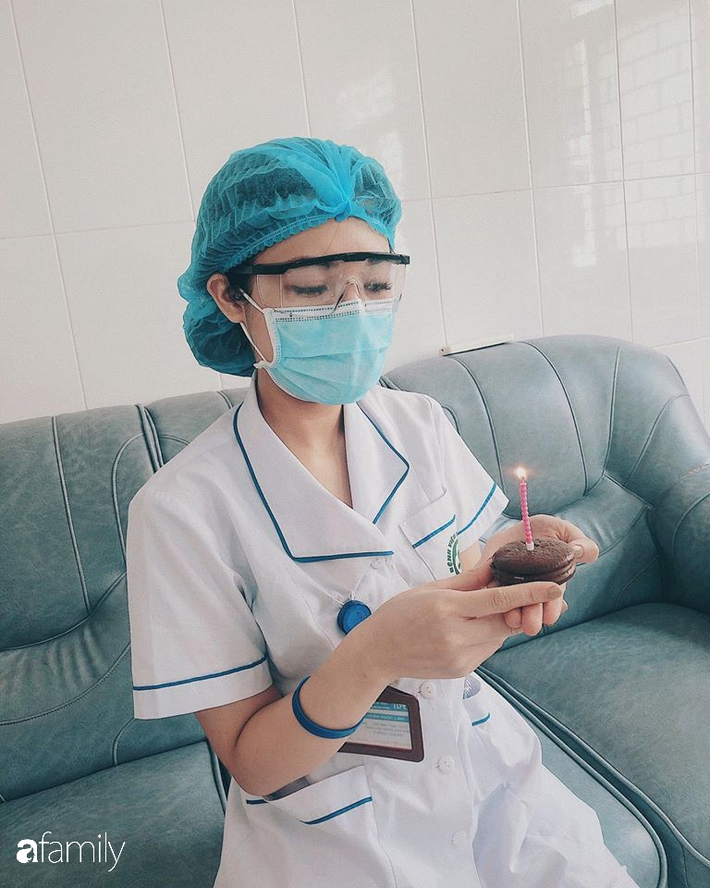 Nữ điều dưỡng xinh đẹp của Bệnh viện Bạch Mai kể về ngày sinh nhật đặc biệt trong khu cách ly và thực trạng những gì đang diễn ra ở khoa có nhiều người nhiễm Covid-19 nhất - Ảnh 1.