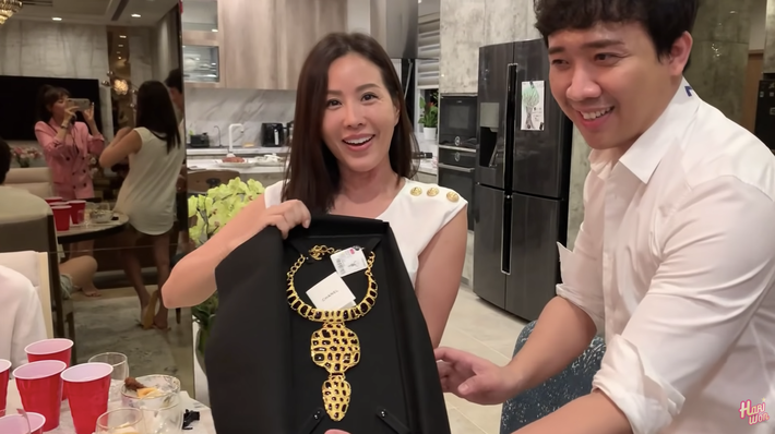 Hari Won tặng stylist khuyên tai Chanel đã là gì, Trấn Thành còn tặng đồng nghiệp nữ vòng cổ 50 triệu khiến vợ phải ghen đây này - Ảnh 3.