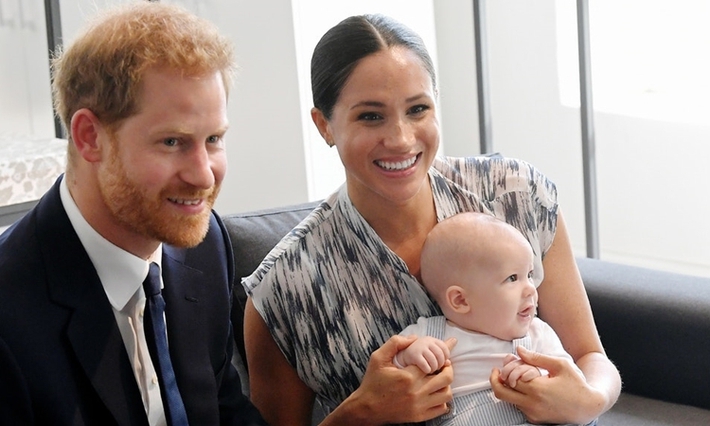 Nữ hoàng Anh lần đầu xuất hiện với gương mặt buồn sau khi Meghan Markle trở về không mang theo bé Archie, nhưng đây mới là điều khiến bà thấy 