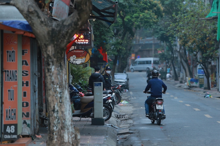 Lập chốt khoanh vùng cách ly phố Trúc Bạch: Nhiều cửa hàng đóng cửa, người dân bắt đầu nhận tiếp tế từ người thân bên ngoài - Ảnh 2.