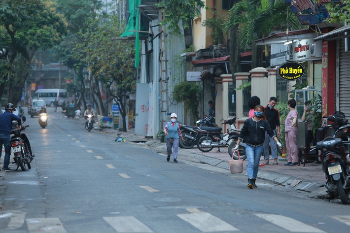 Lập chốt khoanh vùng cách ly phố Trúc Bạch: Nhiều cửa hàng đóng cửa, người dân bắt đầu nhận tiếp tế từ người thân bên ngoài - Ảnh 3.