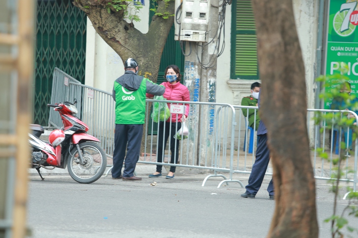 Lập chốt khoanh vùng cách ly phố Trúc Bạch: Nhiều cửa hàng đóng cửa, người dân bắt đầu nhận tiếp tế từ người thân bên ngoài - Ảnh 7.