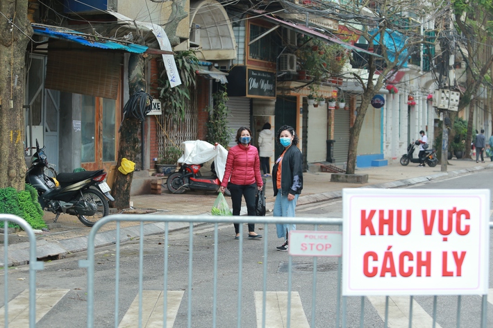 Lập chốt khoanh vùng cách ly phố Trúc Bạch: Nhiều cửa hàng đóng cửa, người dân bắt đầu nhận tiếp tế từ người thân bên ngoài - Ảnh 8.