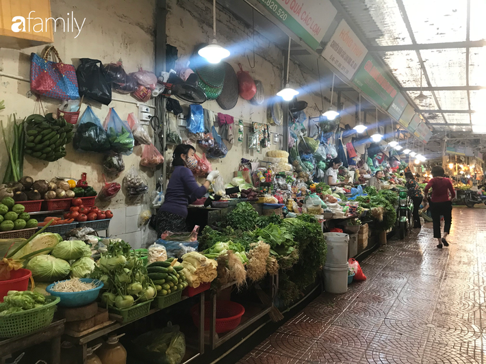 Các mặt hàng nhu yếu phẩm đặc biệt là thực phẩm bày bán đa dạng và phong phú từ siêu thị đến các khu chợ tại Hà Nội - Ảnh 7.