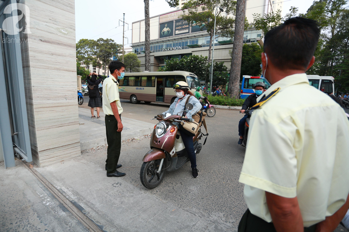 Cận cảnh sinh viên trường đại học duy nhất tại TP.HCM đi học trở lại trong mùa dịch Covid-19 - Ảnh 1.