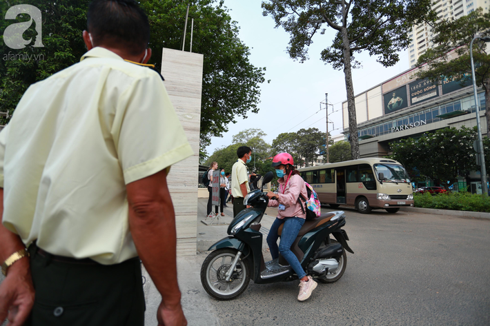 Cận cảnh sinh viên trường đại học duy nhất tại TP.HCM đi học trở lại trong mùa dịch Covid-19 - Ảnh 6.