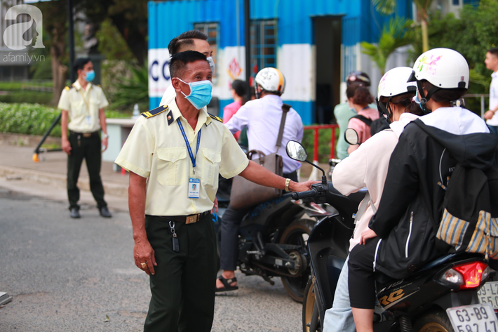 Cận cảnh sinh viên trường đại học duy nhất tại TP.HCM đi học trở lại trong mùa dịch Covid-19 - Ảnh 4.