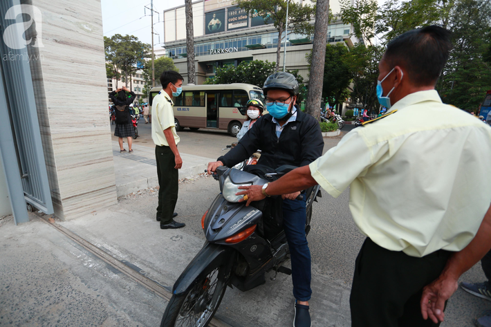 Cận cảnh sinh viên trường đại học duy nhất tại TP.HCM đi học trở lại trong mùa dịch Covid-19 - Ảnh 10.