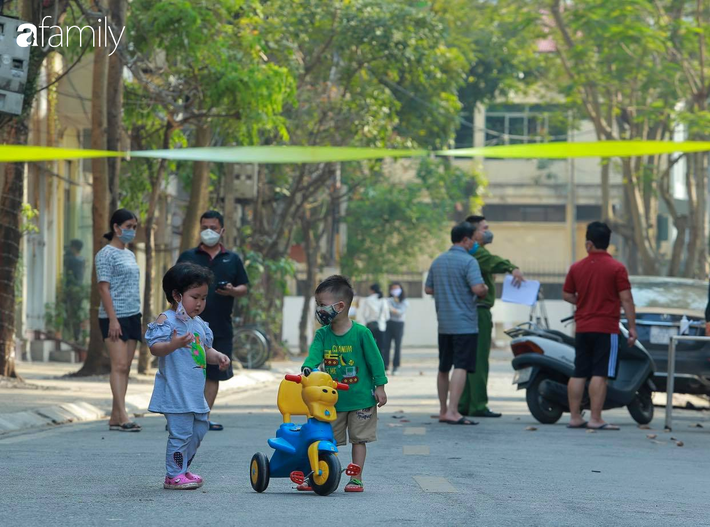 Hình ảnh ấm lòng bên trong khu cách ly Trúc Bạch: Trẻ em thoải mái đeo khẩu trang vui đùa, từng nhà được phát hoa quả và vitamin C - Ảnh 10.