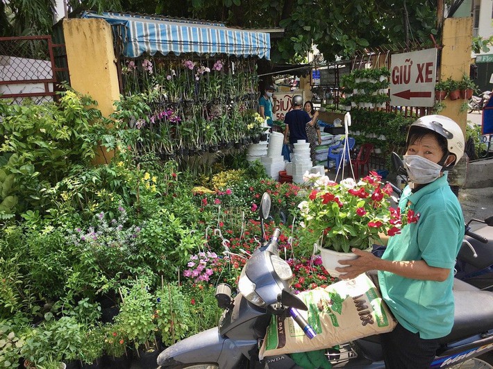 Phóng sự ảnh: TP.HCM vẫn đầy sinh khí ngày đầu tiên thực hiện cách ly toàn xã hội - Ảnh 5.