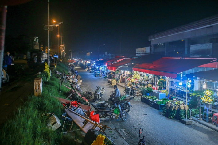 Khác với vẻ tấp nập về đêm đặc trưng, chợ hoa Quảng Bá vắng đi kẻ buôn người bán cùng hoa thơm đua sắc, chỉ còn thưa thớt vài bóng đèn đường - Ảnh 10.