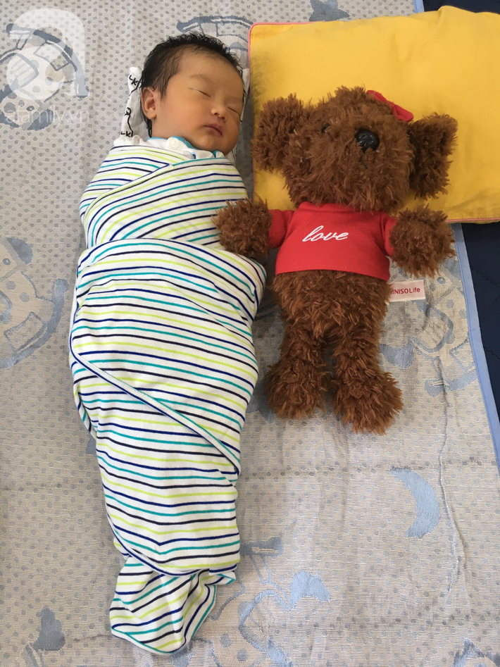 Con tự ngủ êm ru chỉ sau 5 phút đặt xuống cũi, ông bố trẻ Hà Nội tiết lộ chỉ mất 4 ngày luyện bé ngủ ngoan - Ảnh 1.