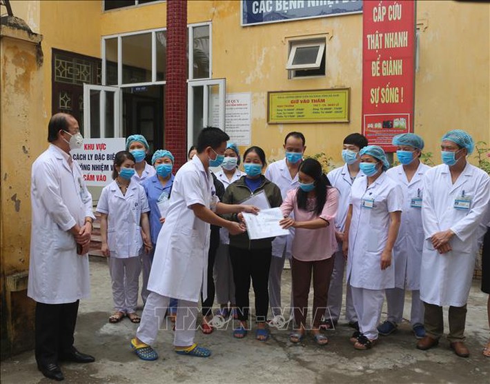 Thêm 3 bệnh nhân mắc COVID-19 của Công ty Trường Sinh được công bố khỏi bệnh, Việt Nam đã điều trị thành công 174 ca  - Ảnh 1.