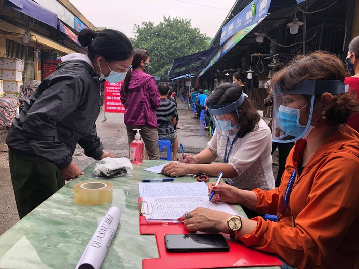 Ảnh: Hàng trăm người dân xếp hàng test nhanh Covid-19 tại các chợ đầu mối - Ảnh 3.