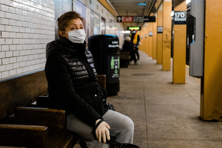 Dân nghèo New York chống Covid-19: Người trú ẩn trên tàu điện ngầm tìm kế sinh nhai trong sợ hãi, người bỏ qua lo lắng dịch bệnh chỉ mong không mất việc - Ảnh 2.